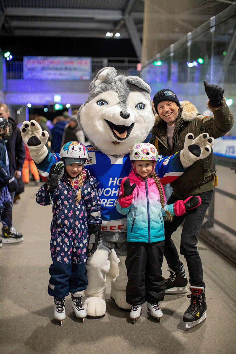 Kinder mit den Husky-Maskottchen des HC Wohlen Freiamt an der Eisdisco im Schüwo Park Wohlen