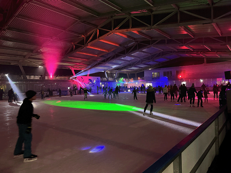 Eisdisco im Schüwo Park Wohlen: Eisfläche in pinkem und grünem Licht
